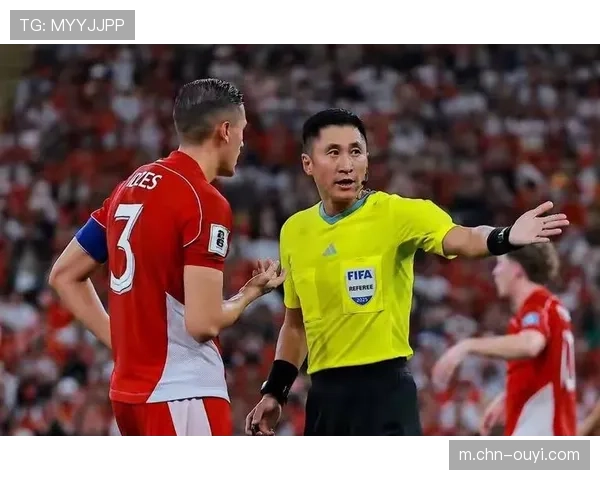 场边花絮:对方主帅不满判罚,第四官员示意其冷静 场边花絮:对方主帅不满判罚,第四官员示意其冷静